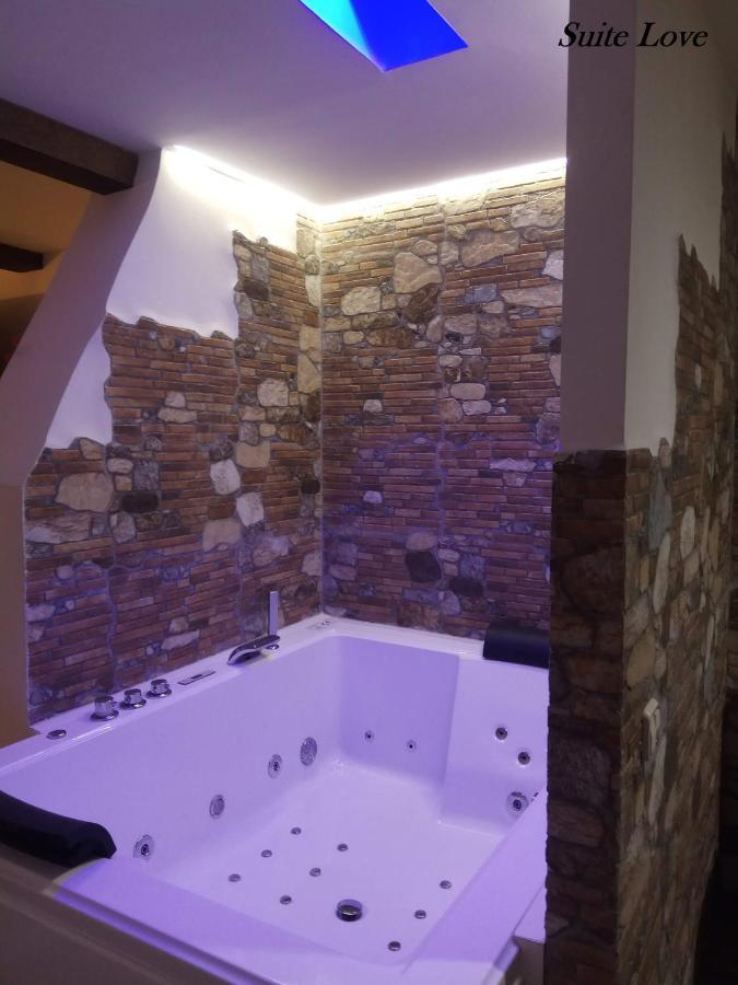 Suite Love Jacuzzi Uceda Bagian luar foto
